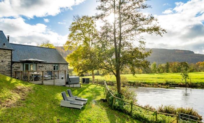 An enclosed garden, perfect for dogs and right on the bed of the river for our fishing enthusiasts